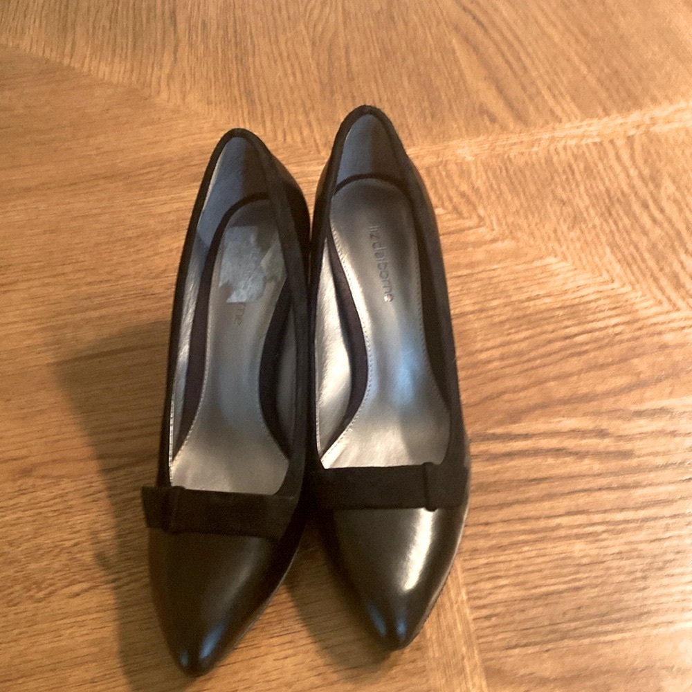Vintage black pumps